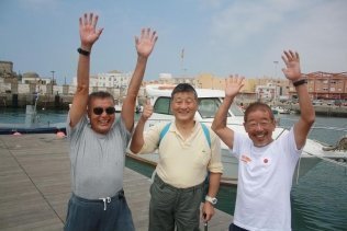 Tres japoneses cruzan por primera vez el Estrecho haciendo relevos