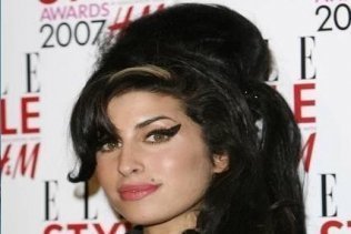 Amy Winehouse murió por dejar el alcohol radicalmente, según apunta la familia