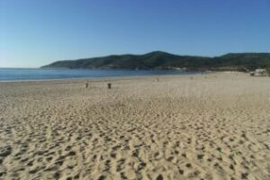 La Junta inicia una campaña de concienciación medioambiental para niños y adultos en las playas del Estrecho