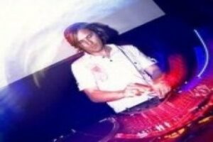 El "dj" granadino Oliver Land pincha disco el viernes en el Café del Mar de Tarifa