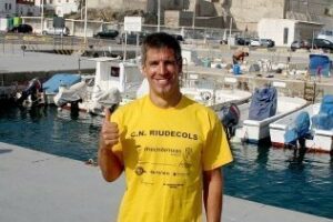 Fuertes corrientes marinas obligan a un nadador catalán a recorrer 25 kilómetros para cruzar el Estrecho
