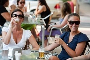 Beber alcohol con moderación reduce el riesgo de Alzheimer
