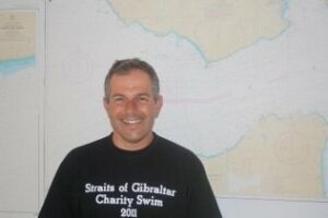 Un profesor gibraltareño de 46 años cruza a nado el Estrecho