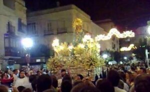 Medio centenar de jinetes y más de 2.000 personas acompañan a la procesión de la Virgen de la Luz