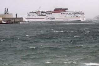 El temporal de levante obliga al cierre de la navegación del puerto de Tarifa y restricciones en Algeciras