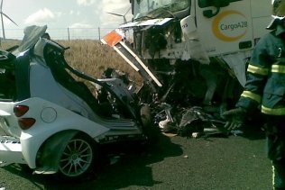 Fallece el conductor de un turismo al colisionar con un camión en la N-340, en Tarifa