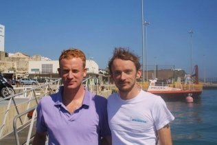 Dos de los tres ingleses que salieron a nado hoy de Isla de Tarifa cruzaron el Estrecho