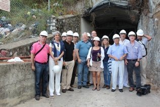 Periodistas visitan los túneles de Gibraltar en una visita organizada por la asociación de la prensa