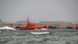 La Guardia Civil intercepta a 6 inmigrantes que cruzaban el Estrecho en balsas de playas