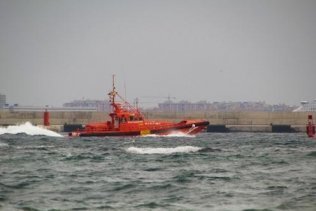 La Guardia Civil intercepta a 6 inmigrantes que cruzaban el Estrecho en balsas de playas