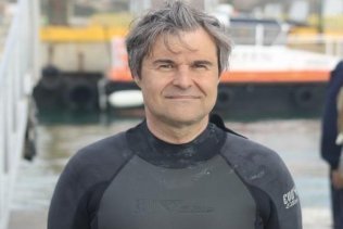 Un nadador argentino de 49 años cruza el Estrecho a nado