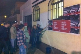 El PSOE tarifeño comenzó anoche mismo la campaña electoral con la pegada de carteles