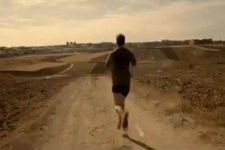 Un atleta que hace un último esfuerzo, protagonista del nuevo vídeo del PSOE