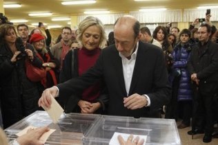 Rubalcaba vota acompañado de su mujer y anima a los ciudadanos a acudir a las urnas