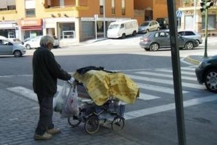 Cáritas destina más de 2 millones a atender a 7.719 personas sin hogar en Andalucía en 2010, unas 2.000 más que en 2009