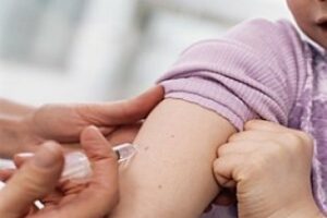 La Asociación Española de Pediatría pide adelantar la vacuna del sarampión de los 15 a los 12 meses