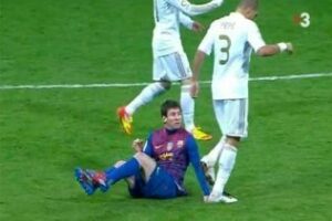 El lector opina: ¿Cree que el Real Madrid debe llamar la atención y sancionar a su defensa Pepe tras el pisotón a Messi?