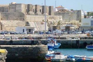 El pesquero marroquí retenido por uso de redes ilegales, en Tarifa por no haber pagado aún la fianza