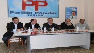 Equipo de gobierno y marineros luchan juntos por la supervivencia de la flota artesanal tarifeña