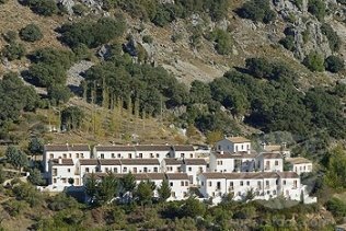 Grazalema pide a la Junta y a Diputación soluciones para la Villa Turística