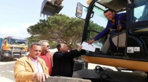 El Ayuntamiento comienza con los trabajos de retirada de arena de la duna de Valdevaqueros