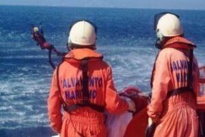 Salvamento Marítimo coordina el rescate del capitán de un buque que cayó al mar en aguas del Estrecho