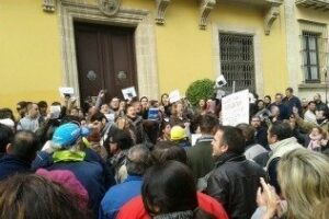 Trabajadores municipales bloquean la entrada del Ayuntamiento de Jerez