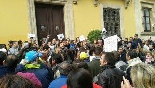 Trabajadores municipales bloquean la entrada del Ayuntamiento de Jerez