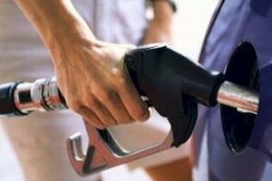 El Gobierno prepara cambios en la ley para encauzar el precio de la gasolina