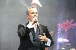 Miguel Bosé arranca su gira Papitwo" con un concierto en Algeciras