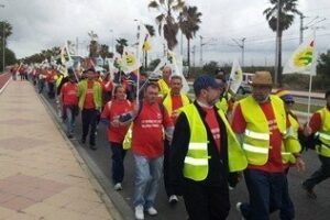 Más de 300 personas se unen en la marcha por el empleo en Cádiz de IU