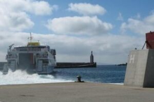 El temporal de viento de levante obliga a cerrar el puerto de Tarifa