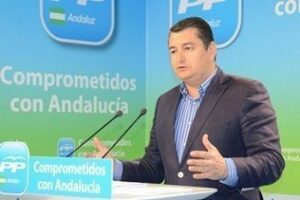 Sanz (PP) exige al PSOE que "deje de reírle las gracias a Picardo y se ponga al lado de España"