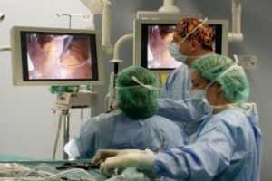El Hospital de La Línea realiza ya intervenciones con cirugía laparoscópica