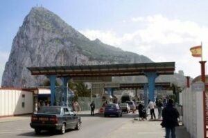 Hague habla con Margallo sobre los retrasos en la frontera con Gibraltar