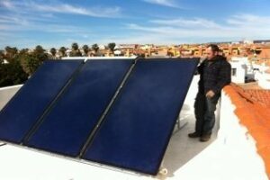 Placas solares rivalizan con las antenas en los tejados de la comarca