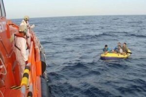 Rescatados en el Estrecho 19 inmigrantes, entre ellos dos bebés