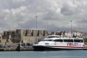 El puerto de Tarifa cerrará a partir de las 17,15 horas a causa del temporal de viento