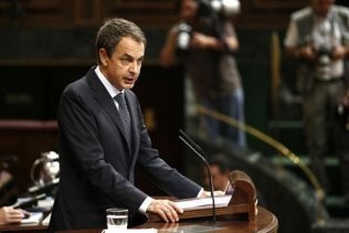 Zapatero propone fijar en la Constitución un límite de déficit y Rajoy le apoya