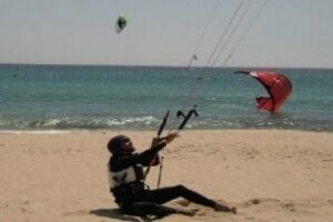 La Policía Local de Tarifa se incauta del material de una escuela ilegal de kite