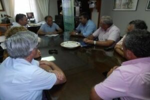 El delegado de Fomento se reúne con los vecinos de Paloma