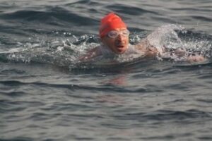 El piragüista algecireño José Alcaraz Trujillo cruza el Estrecho a nado
