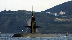 El submarino 'HMS Triumph' abandona el Peñón después de una semana