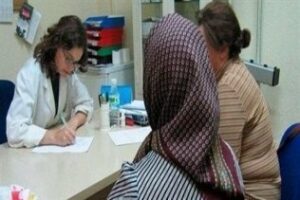 Junta, que subsanará cualquier posible "error", asegura que la atención sanitaria a inmigrantes es gratuita