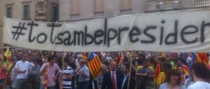 Varios miles de personas jalean a Mas en Barcelona al grito de "independencia"