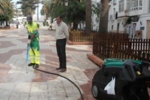 Tarifa retira miles de chicles de sus calles con un plan especial de limpieza