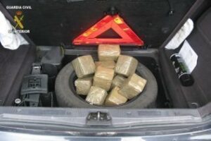 La Guardia Civil interviene 25,5 kilos de hachís en el interior de baterías y rueda de repuesto