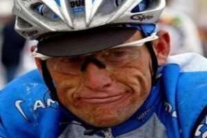 La UCI retira todas las victorias de Armstrong y le sanciona de por vida
