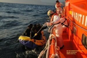 Rescatados 20 inmigrantes en lanchas hinchables en el Estrecho