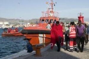 Rescatados 16 inmigrantes a bordo de tres pateras en aguas del Estrecho